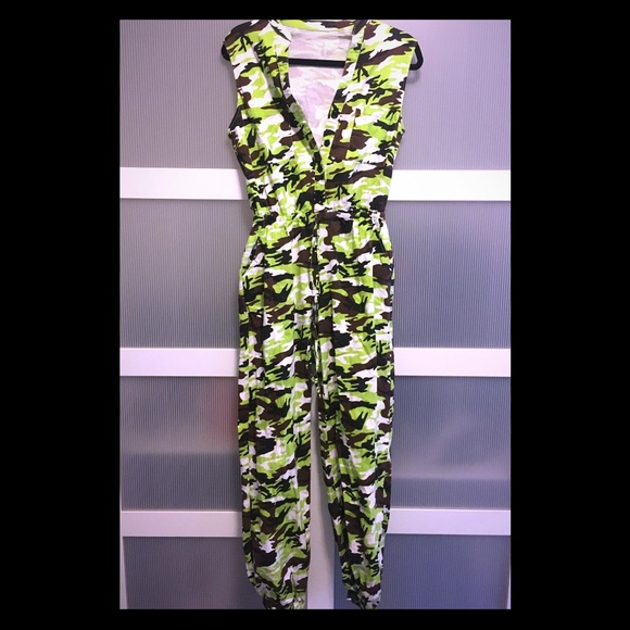 🆕 Neon Camo jumpsuit - Picture 1 of 8